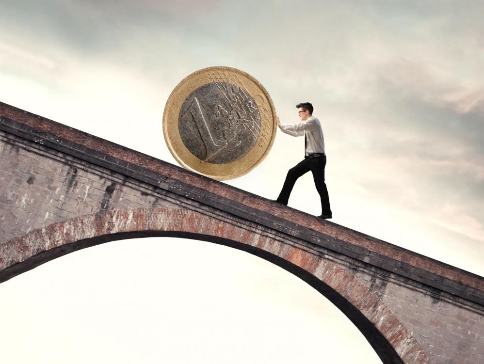 EURUSD H4: Bears ready to pounce if Bulls fail to breach key resistance